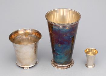 BÄGARE samt VAS, 3 delar, silver, bla Guldsmedsaktiebolaget, 1900-talets första hälft. Totalvikt ca 826 gram.