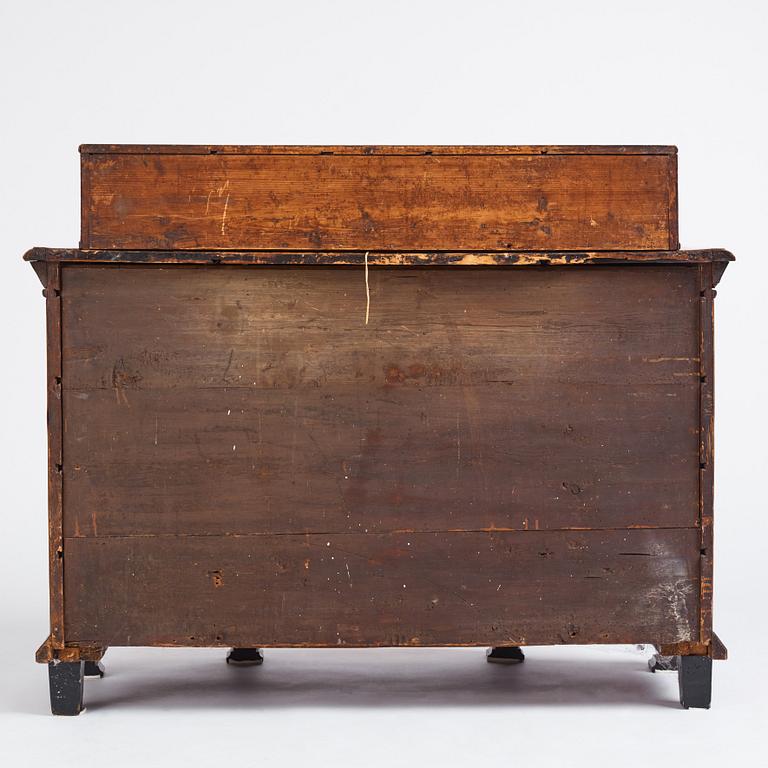 A Fredrik I late baroque burr alder-veneered commode, first part of the 18th century.