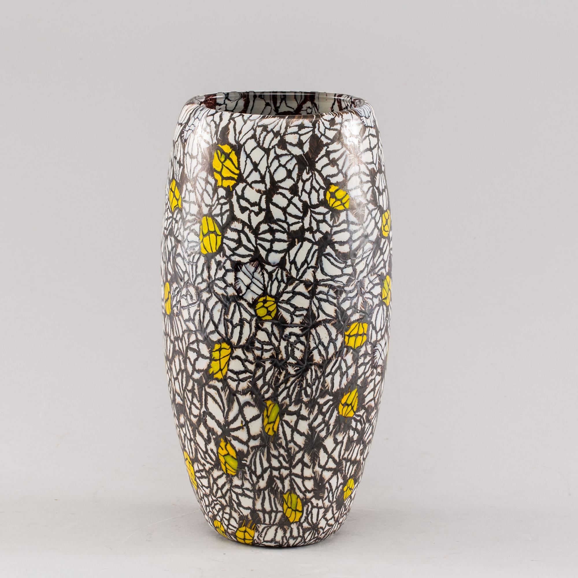A VITTORIO FERRO GLASS VASE FOR FRATELLI PAGNIN AROUND 1990-2000.