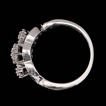 RING, 10 k vitguld, briljantslipade diamanter tot 0.50 ct.