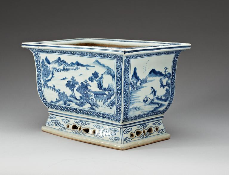 A blue and white jardiniere, Qing dynasty, 18th Century.