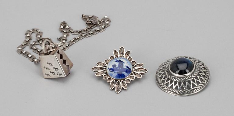 BROSCH, silver, spektrolit Kalevala Koru 1957, HALSSMYCKE, silver, ametist, 1966, BROSCH, silver, Delft.