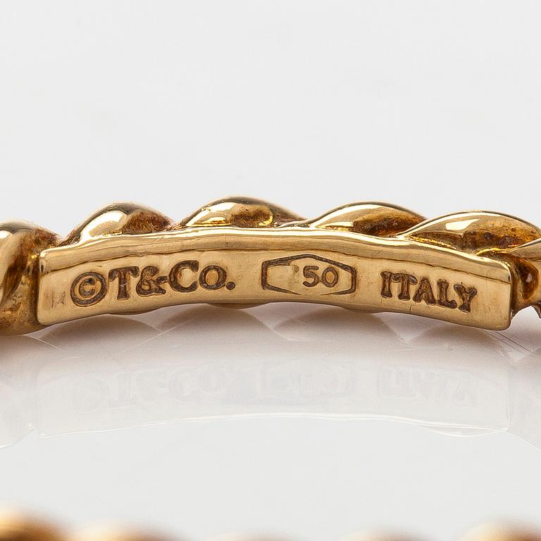 Tiffany & Co, an 18K gold twisted band ring.