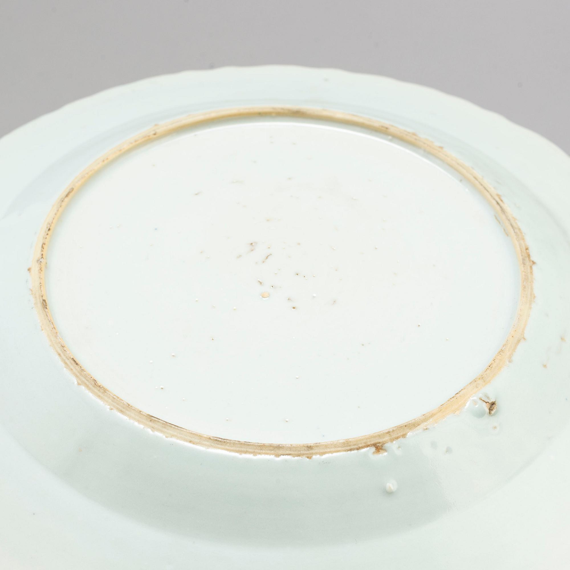 A blue and white export serving dish and a pair of plates, Qing dynasty, Qianlong (1736-95).