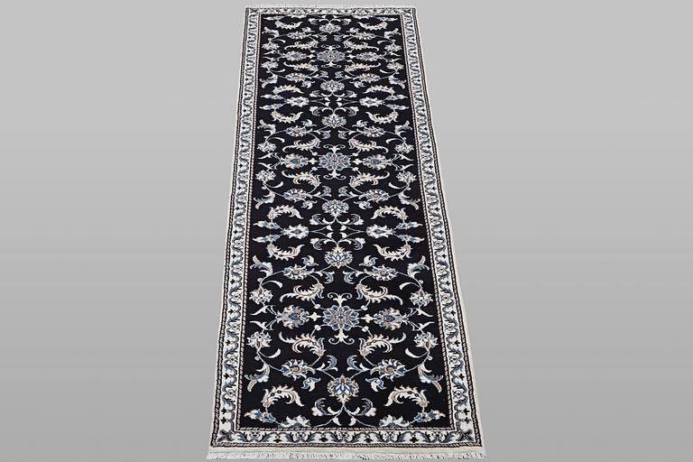 Gallerimatta, Nain, part silk, ca 293 x 77 cm.