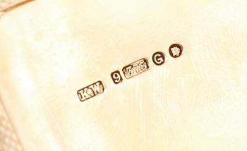 CIGARETTETUI, 9 k guld. Vikt ca 189 gram.