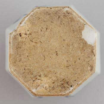 A blue and white export porcelain vase, Qing dynasty, Qianlong (1736-95).