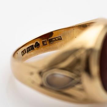 Cocktail ring, 18k gold with red and moonstones.