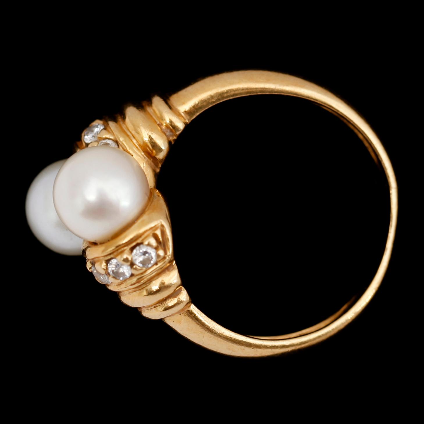 RING, 18 k guld med 2 odlade pärlor samt 10 små briljanter.