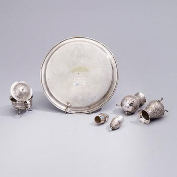 BRICKA, SALTKAR och 2 st STRÖARE, persiskt silver. Vikt 346 g.