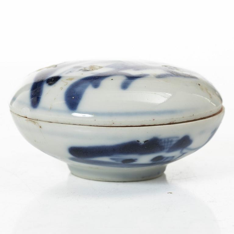 Skålar, tre stycken, samt litet blåvitt ytterfoder och lackask, porslin, Qingdynastin, 1800-tal.