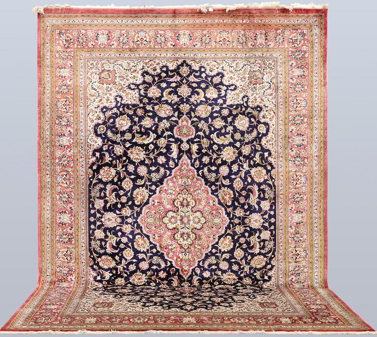 Matta, Ghom, silke, ca 340 x 239 cm.