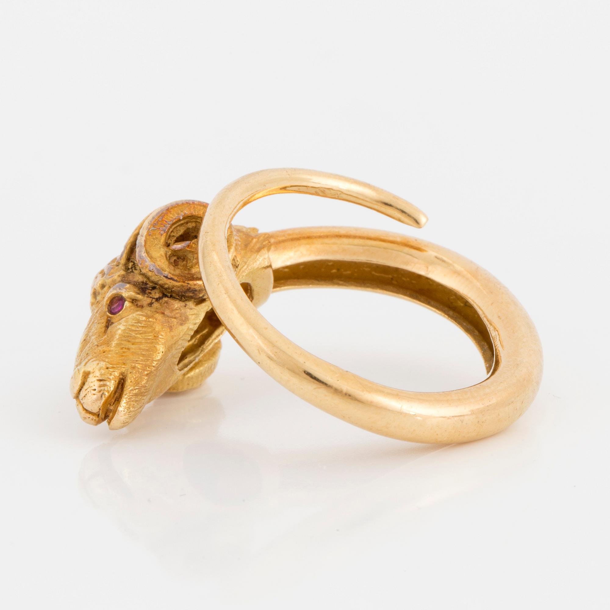 An 18K gold ring.