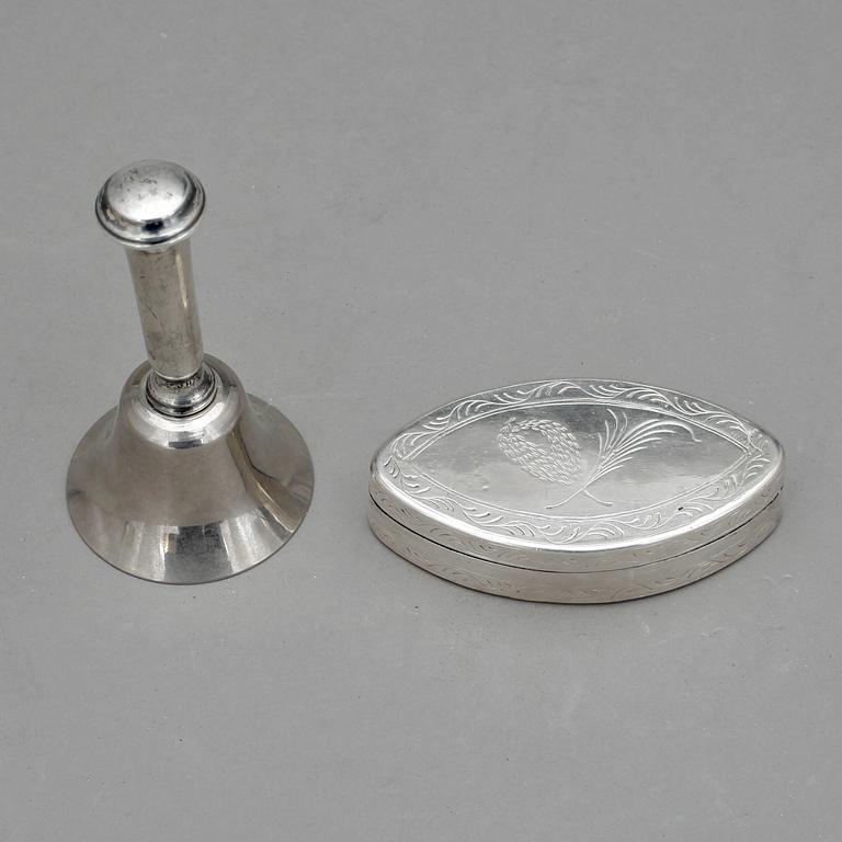 DOSA samt BORDSKLOCKA, silver, däribland Olof Peter Almén, Hedemora, 1808 (verksam 1787-1806),
