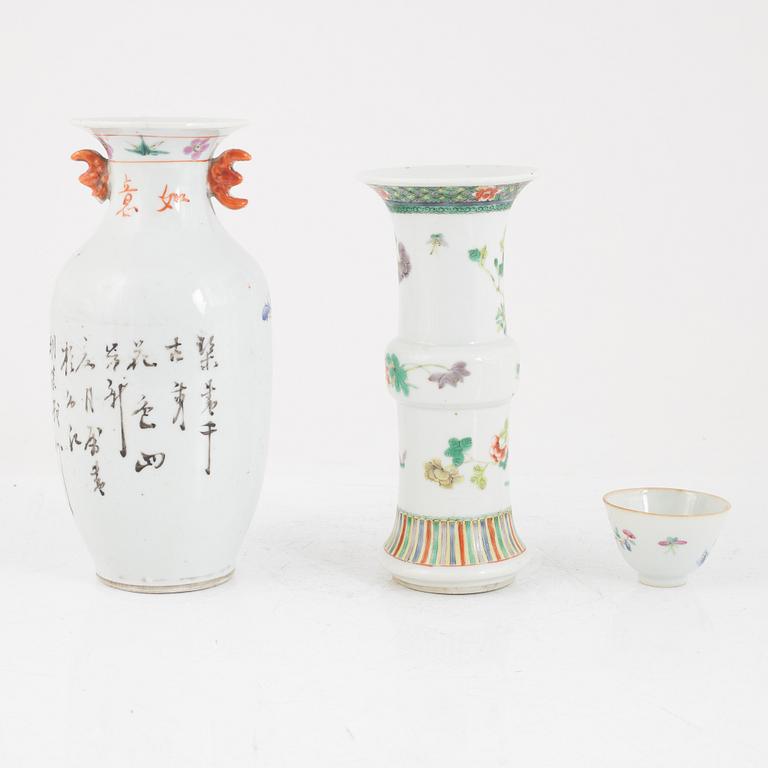 Two porcelain vases and a cup, China, late Qing dynasty/early 20th century.