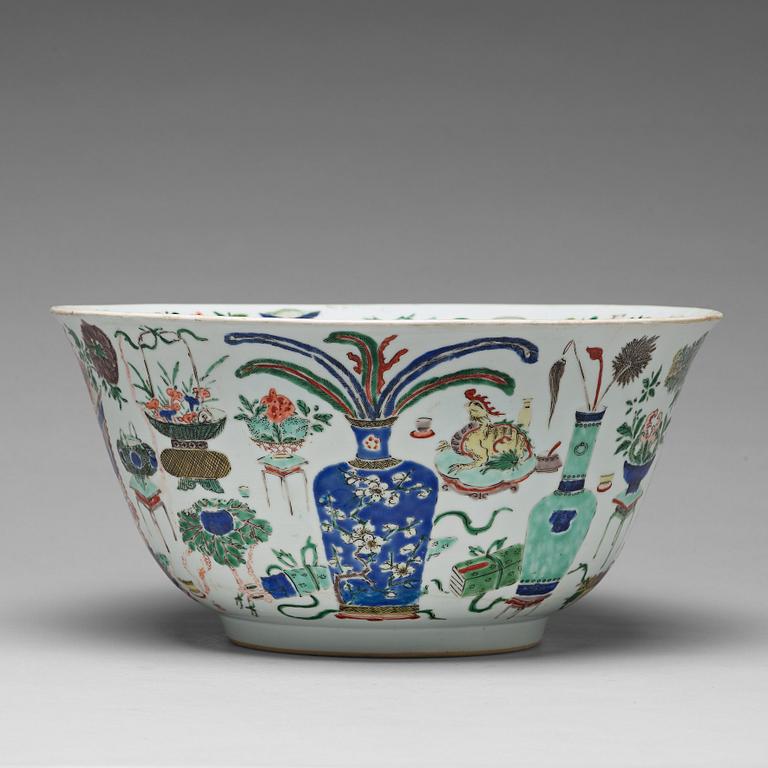 A famille verte punch bowl, Qing dynasty, Kangxi (1662-1722).