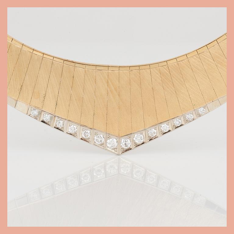 COLLIER, 18K guld med briljantslipade diamanter, tot ca 0,54 ct. Total vikt ca 79 g.