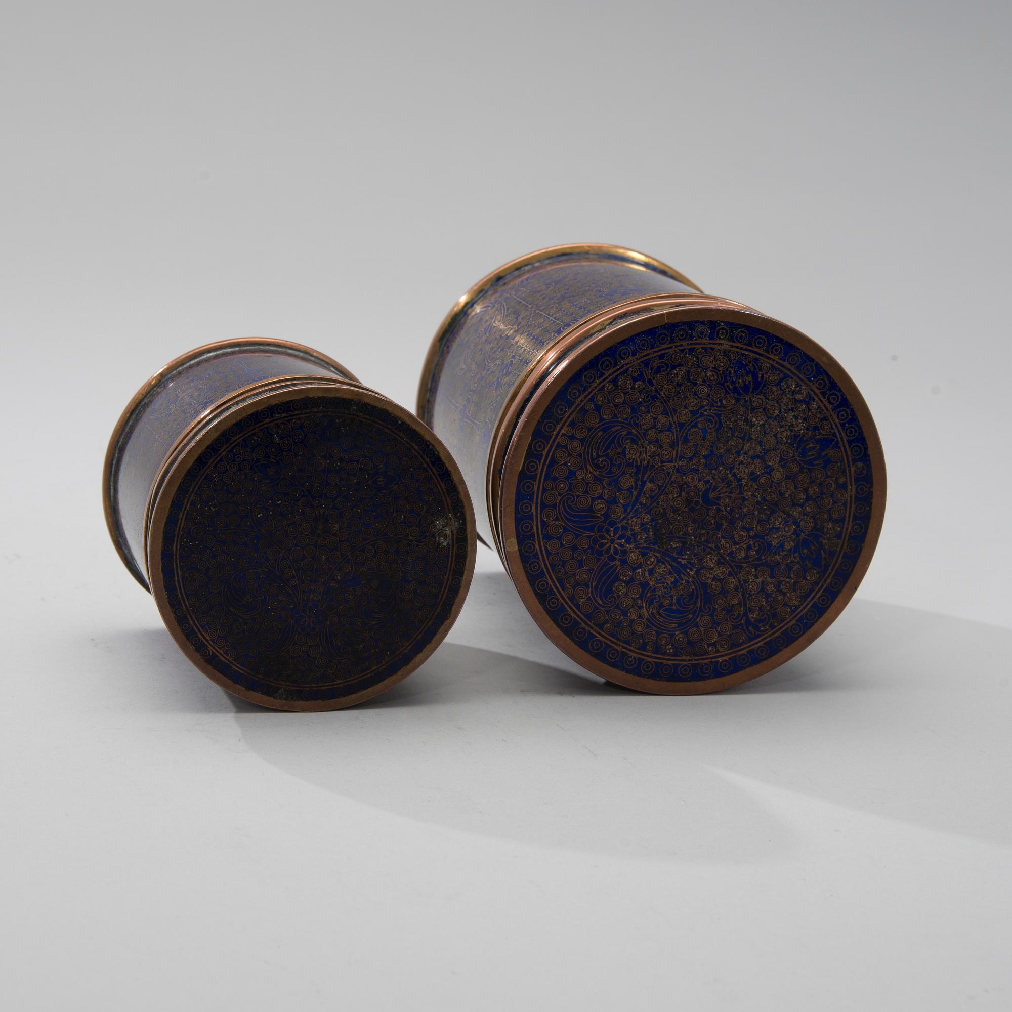 BURKAR, 2 st, cloisonné och koppar, Kina 1800-talets slut.