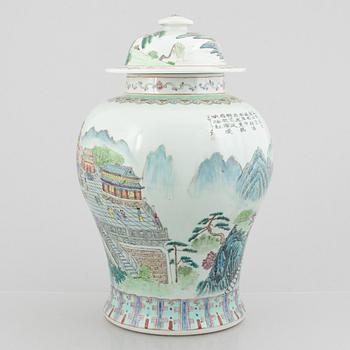 A Chinese family rose porcelain urn with cover, 20th century.