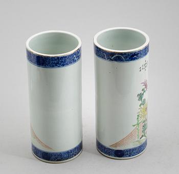 PENSELVASER, 1 par, porslin, Kina, 1900-tal.