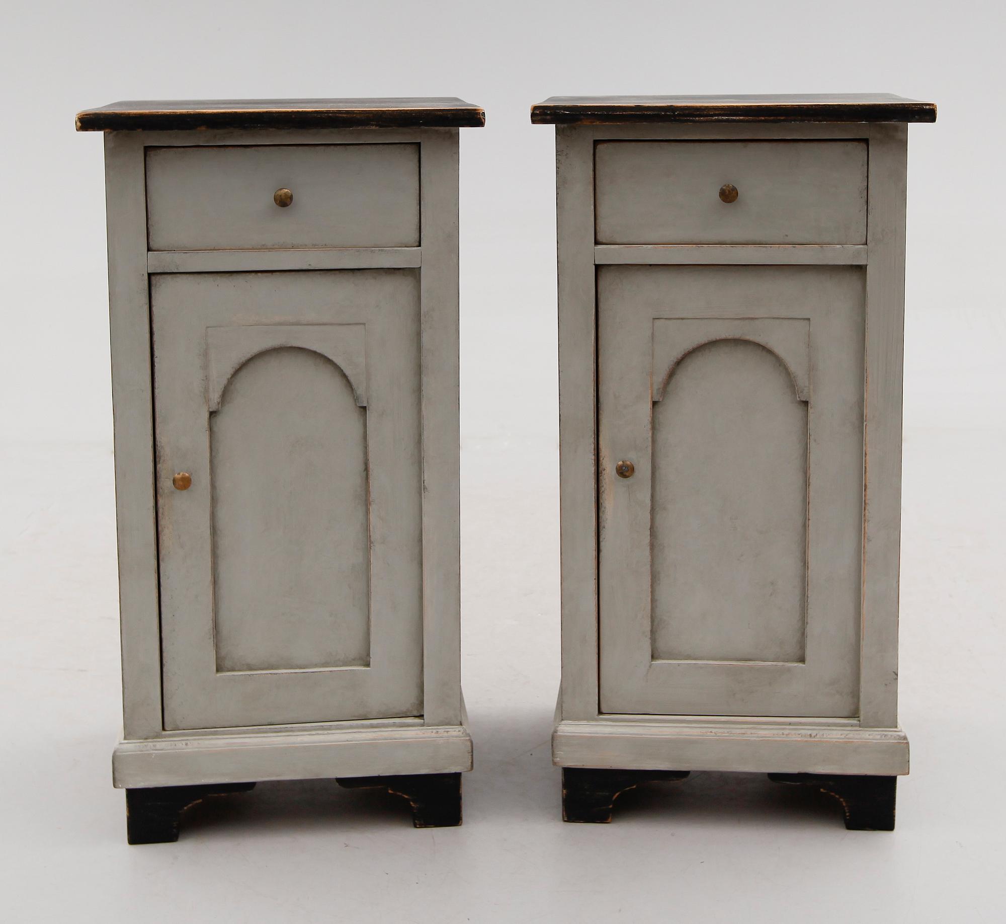 SÄNGBORD, 1 par, 1900-talets första hälft.