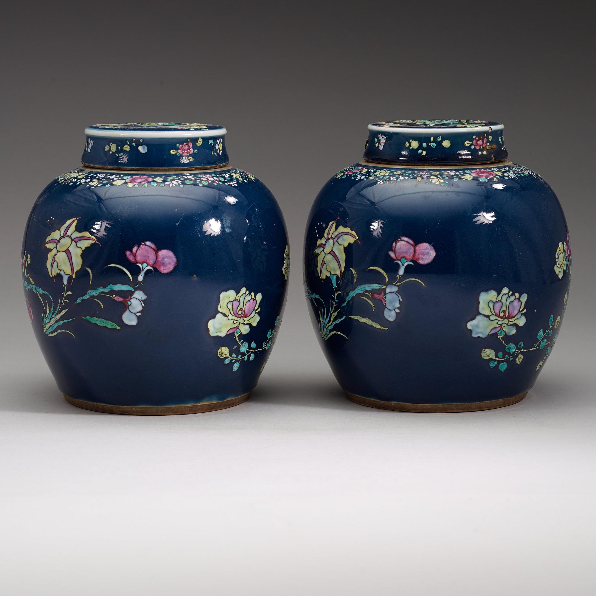 A pair of famille rose and powder blue jars with covers, Qing dynastin, Qianlong (1736-95).