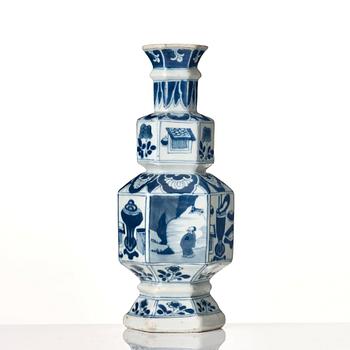 A blue and white vase, Qing dynasty, Kangxi (1662-1722).