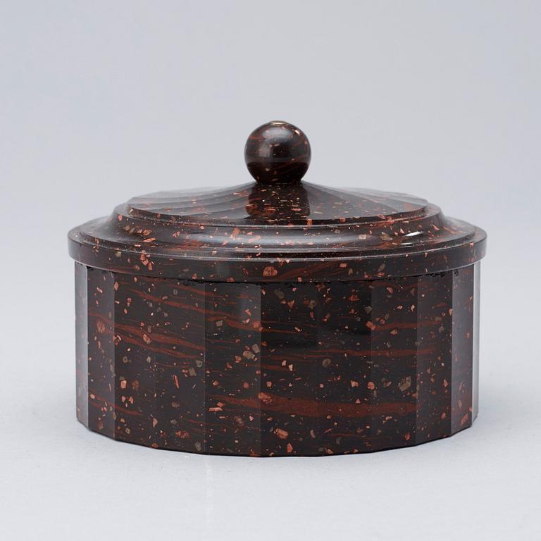 SMÖRASK MED LOCK. Älvdalen, 1800-talets början. Empire.