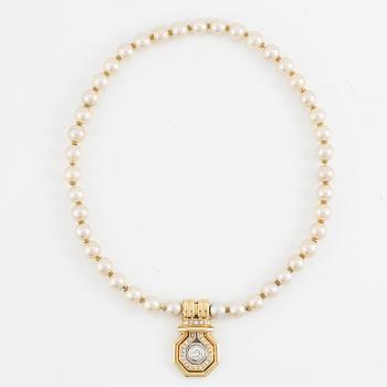 Pearl necklace with cultured pearls, pendant 14K gold set with brilliant-cut diamonds.