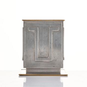 Nils Fougstedt, pennkopp, tenn och mässing, modell A 503, Firma Svenskt Tenn, Stockholm, 1932.