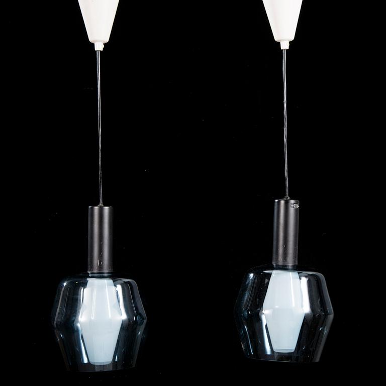 A PAIR OF 1960s CENTURY PENDANT LAMPS in glass by Tapio Wirkkala. Iittala/Idman. Height 32 cm.