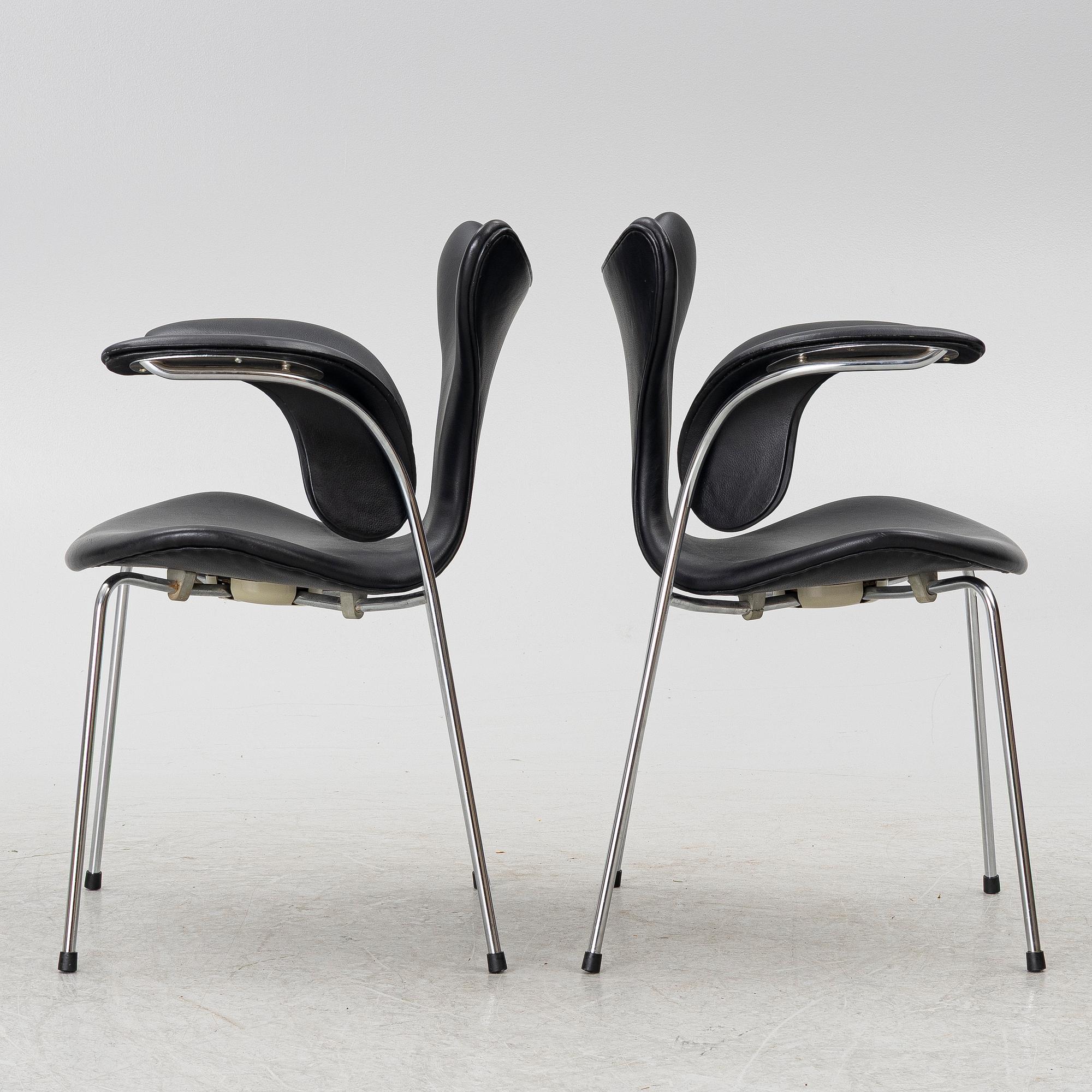 Arne Jacobsen, Armchairs a pair, "The Seagull/Lily" Fritz Hansen, 1970 and 1973.