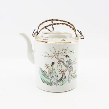 A group of Chinese porcelain, late Qing dynasty/20th Century.