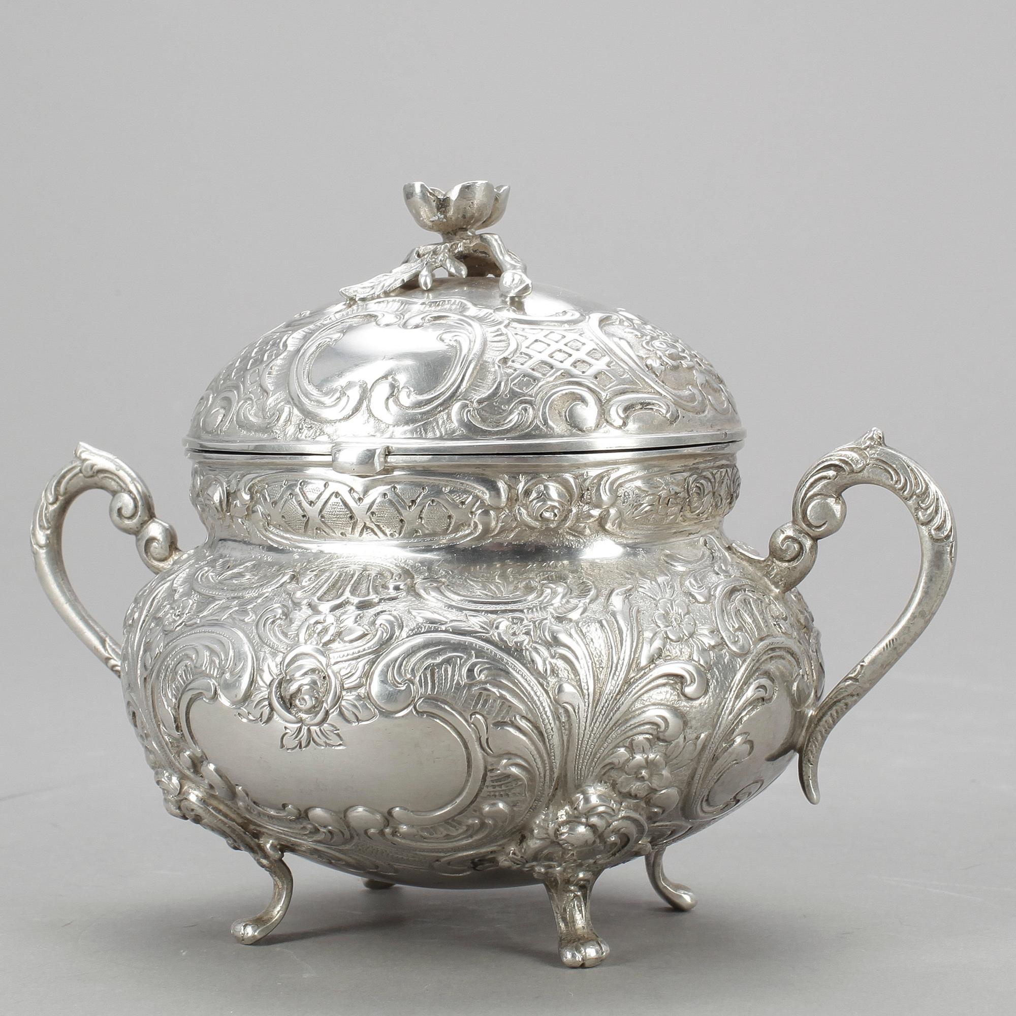 SOCKERSKÅL, silver, rokokostil, importstämplar, tot ca 354 gram.