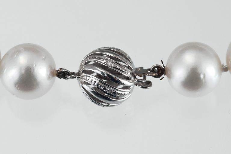 SOUTH SEA PEARL NECKLACE.