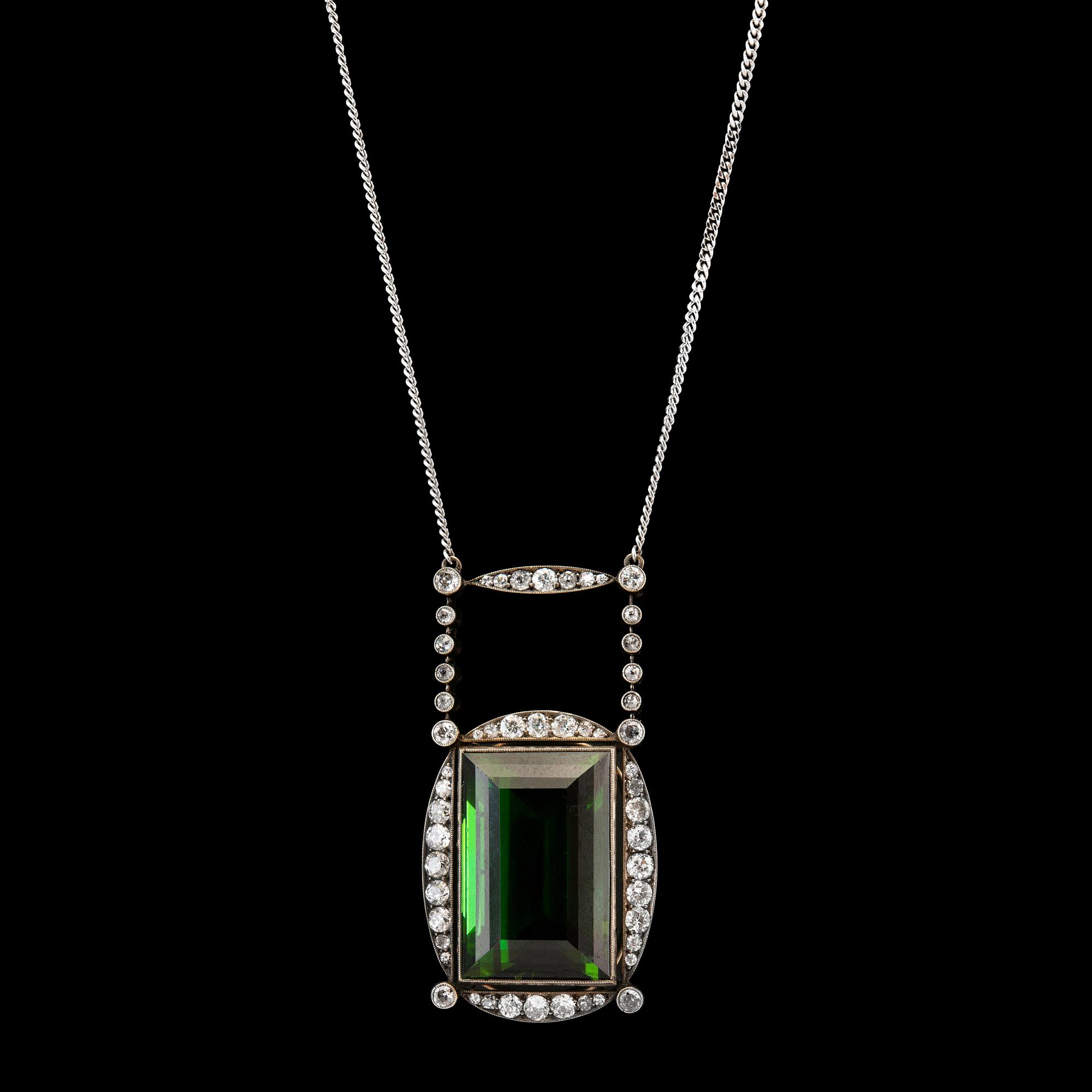 HALSSMYCKE, briljant- och 8/8 slipade diamanter, platina och 18K vitguld. A. Tillander, Helsingfors 1940-tal.