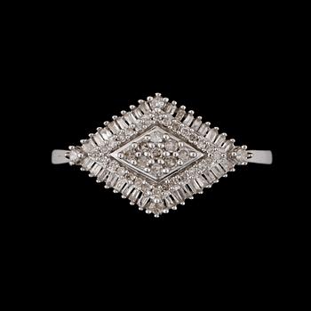 RING, 9k vitguld med åttkants- och baguettslipade diamanter tot ca0,60ct. Vikt 2,6g.