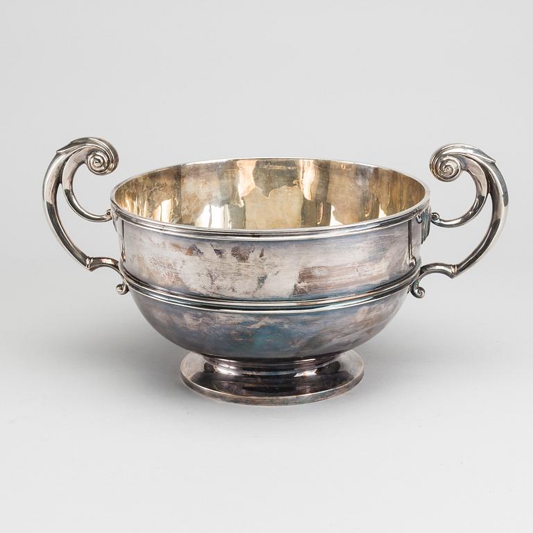 An English early 20th century silver bowl, mark of G & S Co Ltd London 1901.