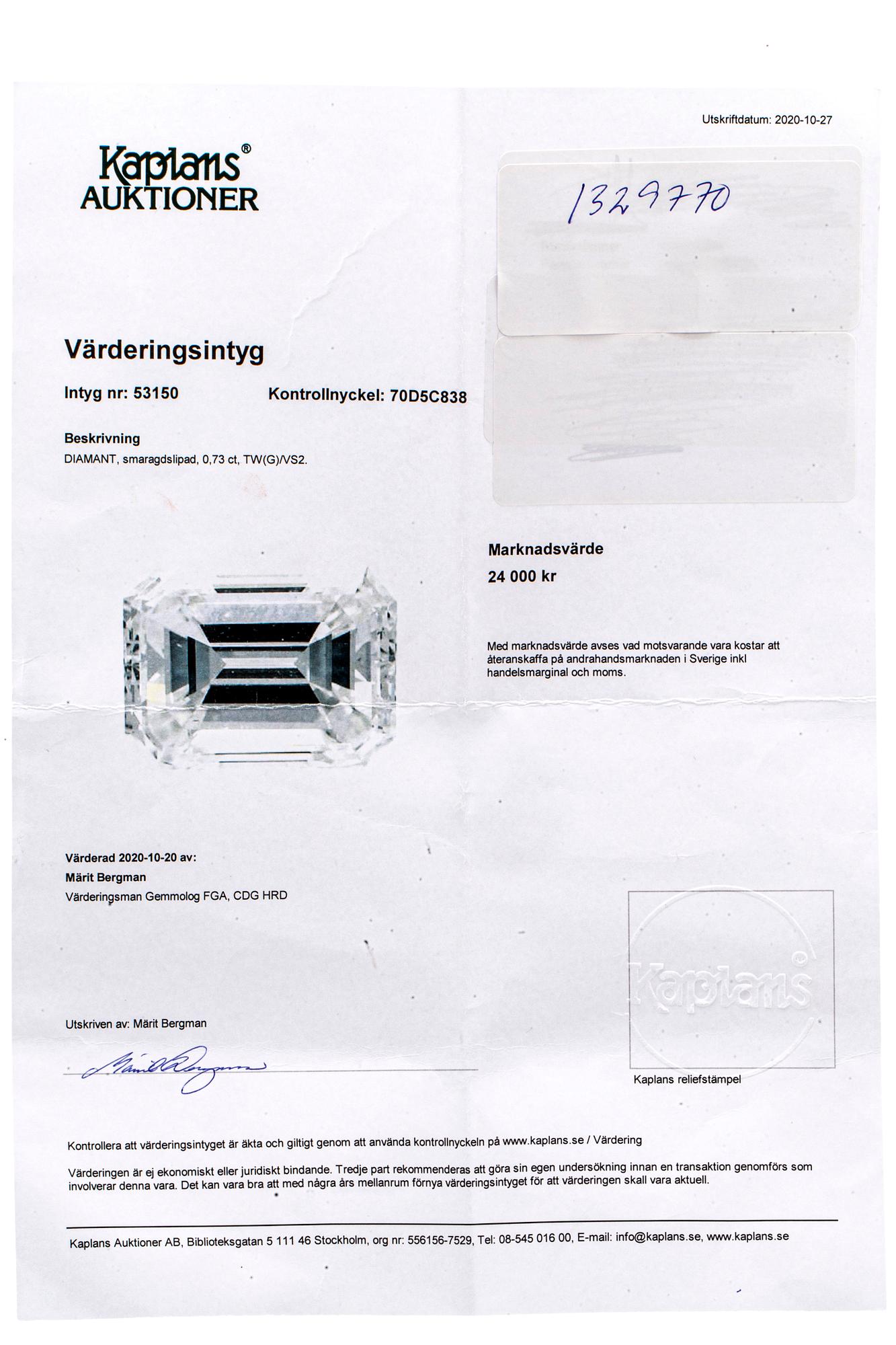 Ring platina med en smaragdslipad diamant 0,73 ct TW (G)/VS2, värderingsintyg Kaplans Stockholm 2020.