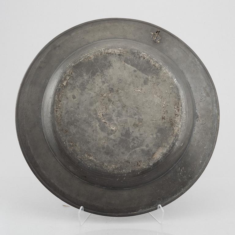 An English pewter charger, first part 18th century.