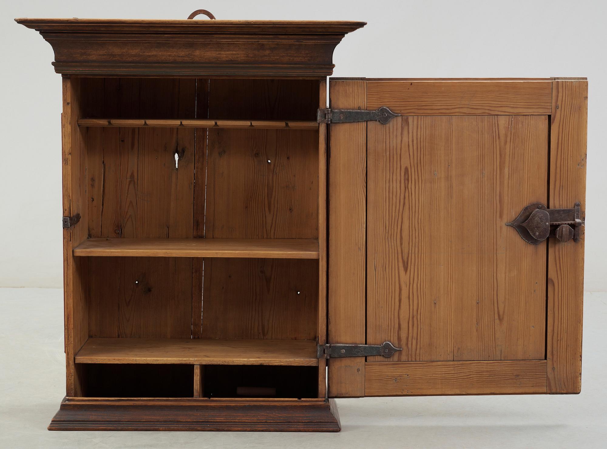 HÄNGSKÅP, allmoge, 1700-tal.