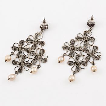 Yvone Christa, två par örhängen, silver, med genombruten dekor, med imitationsstenar.