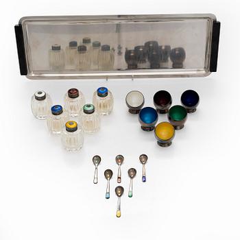 Suolakkoja pienillä lusikoilla 6 kpl ja sirottimia 6 kpl, lasia, hopeaa ja emalia. Tanska.