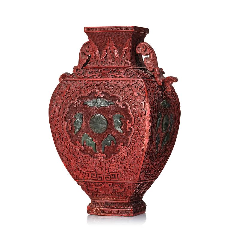 A red Chinese lacquer vase, Qing dynasty, 19th Century.