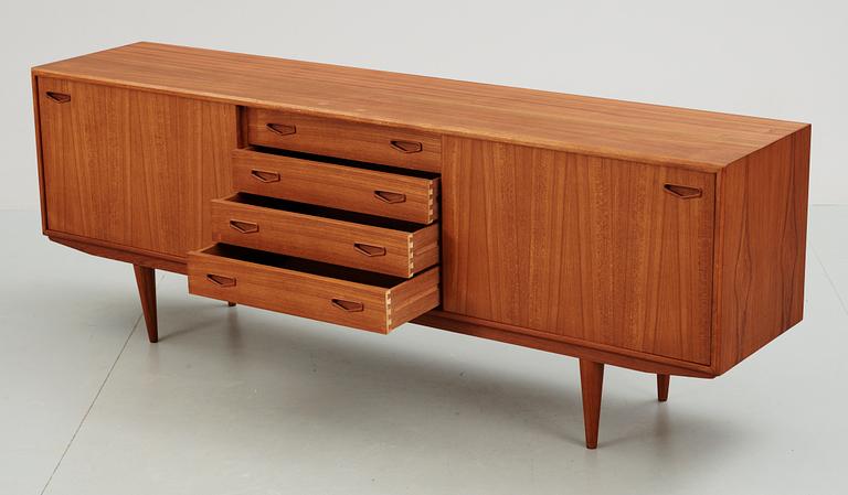 SIDEBOARD. Clausen & Son. Danmark. 1900-talets tredje kvartal.