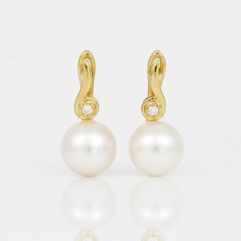 ÖRHÄNGEN, ett par, 14K guld med odlade saltvattenspärlor och briljantslipade diamanter tot ca 0,05 ct. Vikt ca 6,44 g.