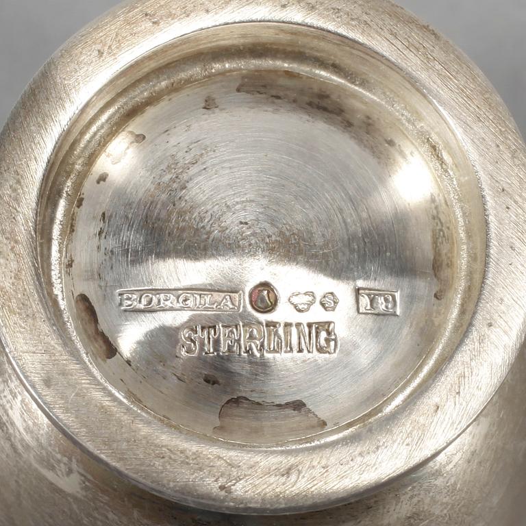 BRICKA samt SUPKOPPAR, 4 st, silver, Tore Eldh respektive Borgila. Total vikt ca 333 gram.