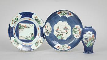 TALLRIKAR, 2 st och VAS, porslin, Kina, Kangxi resp Kangxistil, 1700- och 1900-tal.