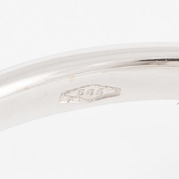 Ring 14K vitguld med briljantslipade diamanter.