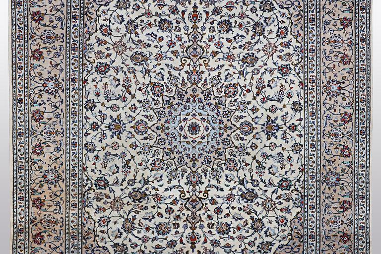 A carpet, Kashan, ca 344 x 245 cm.